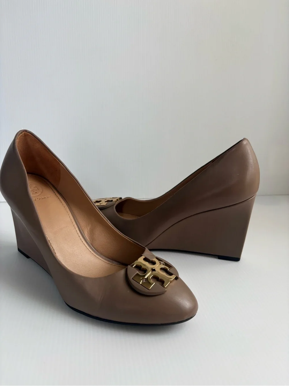 Tory Burch Luna 85mm Taupe Wedges Shoes Pumps Size 8 EUC